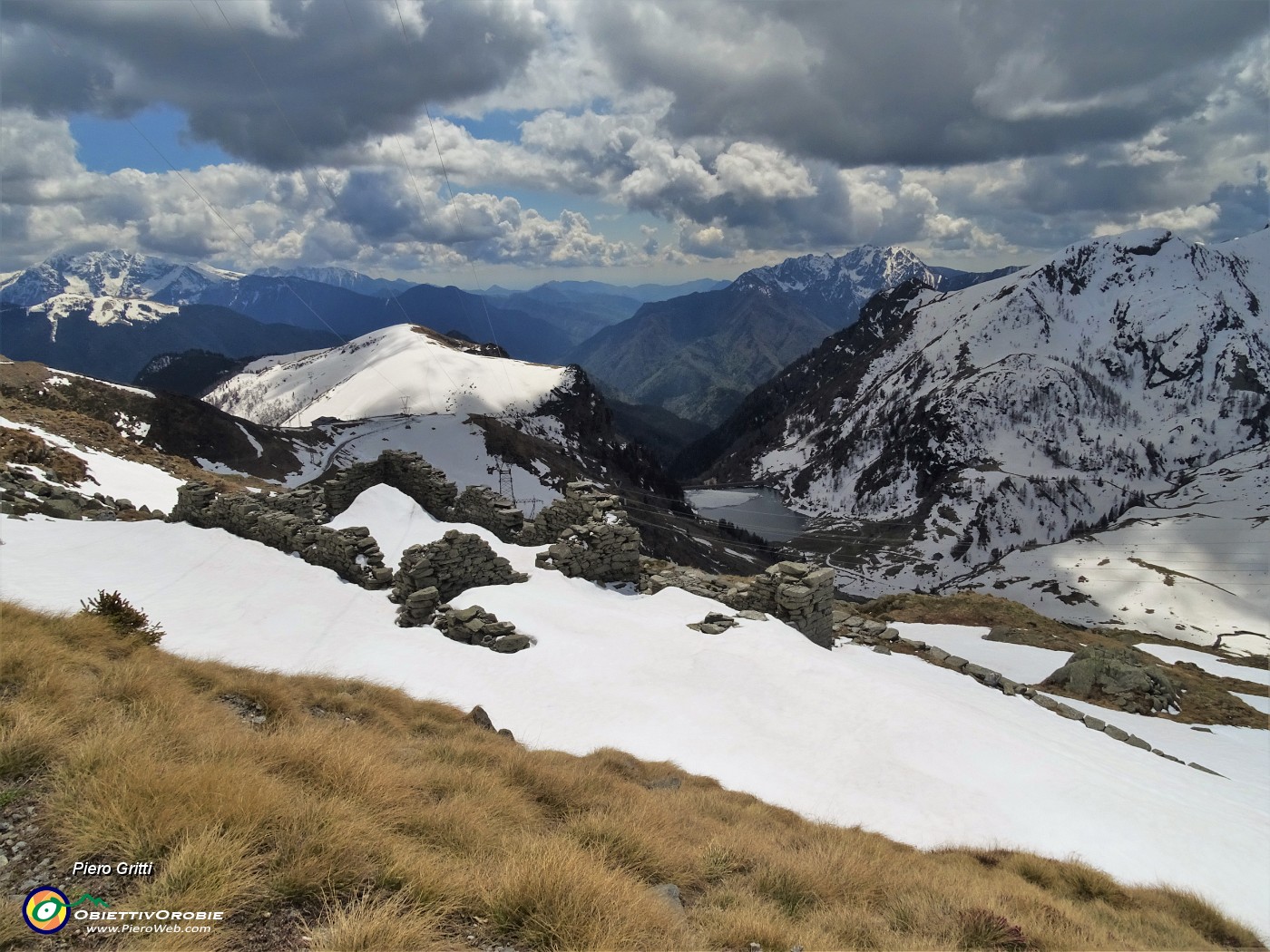 55 Vista dal Passo San Marco col Lago di Valmora in avanzato disgelo.JPG